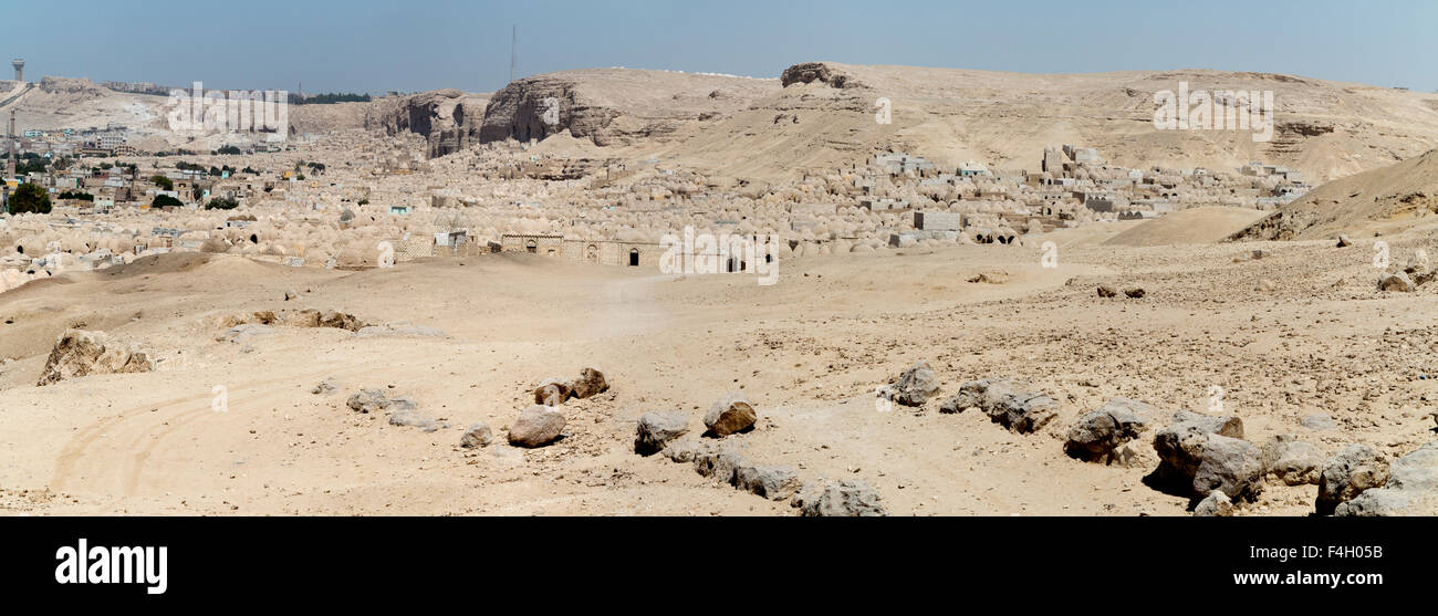 Blick vom Zawyet el Amwat, der kleine Stufenpyramide in der Nähe der Stadt el Minya, auf dem muslimischen Friedhof, Mittelägypten Stockfoto