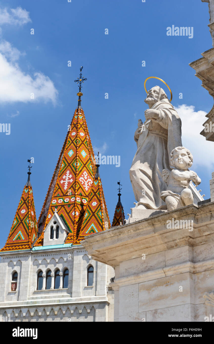 Die kultigen Matyas Kirche mit bunten Muster Dach in Fischerbastei, Budapest, Ungarn. Stockfoto