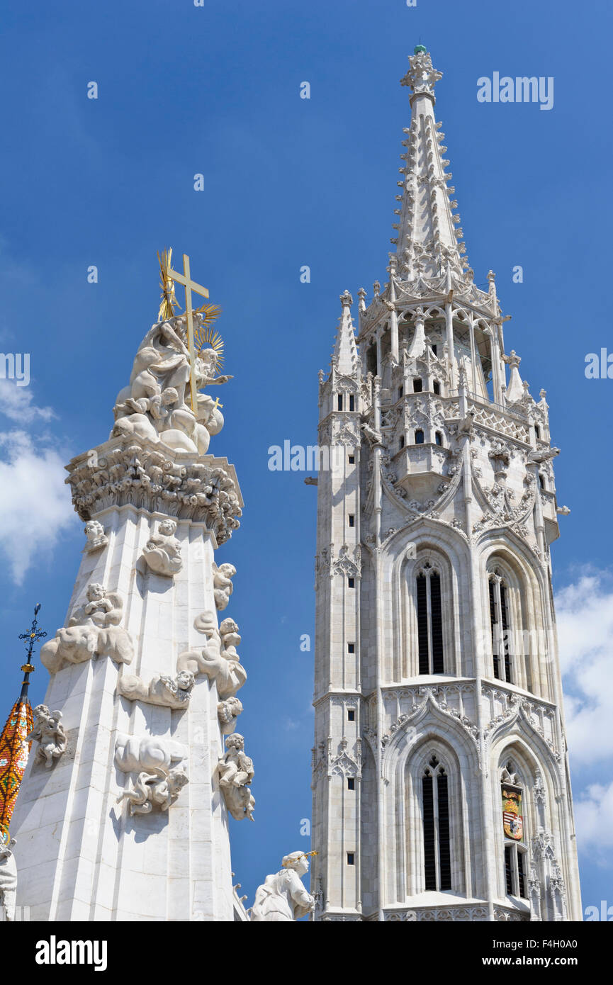 Die Dreifaltigkeitssäule mit der Matyas Kirche Turm hinter in Budapest, Ungarn. Stockfoto