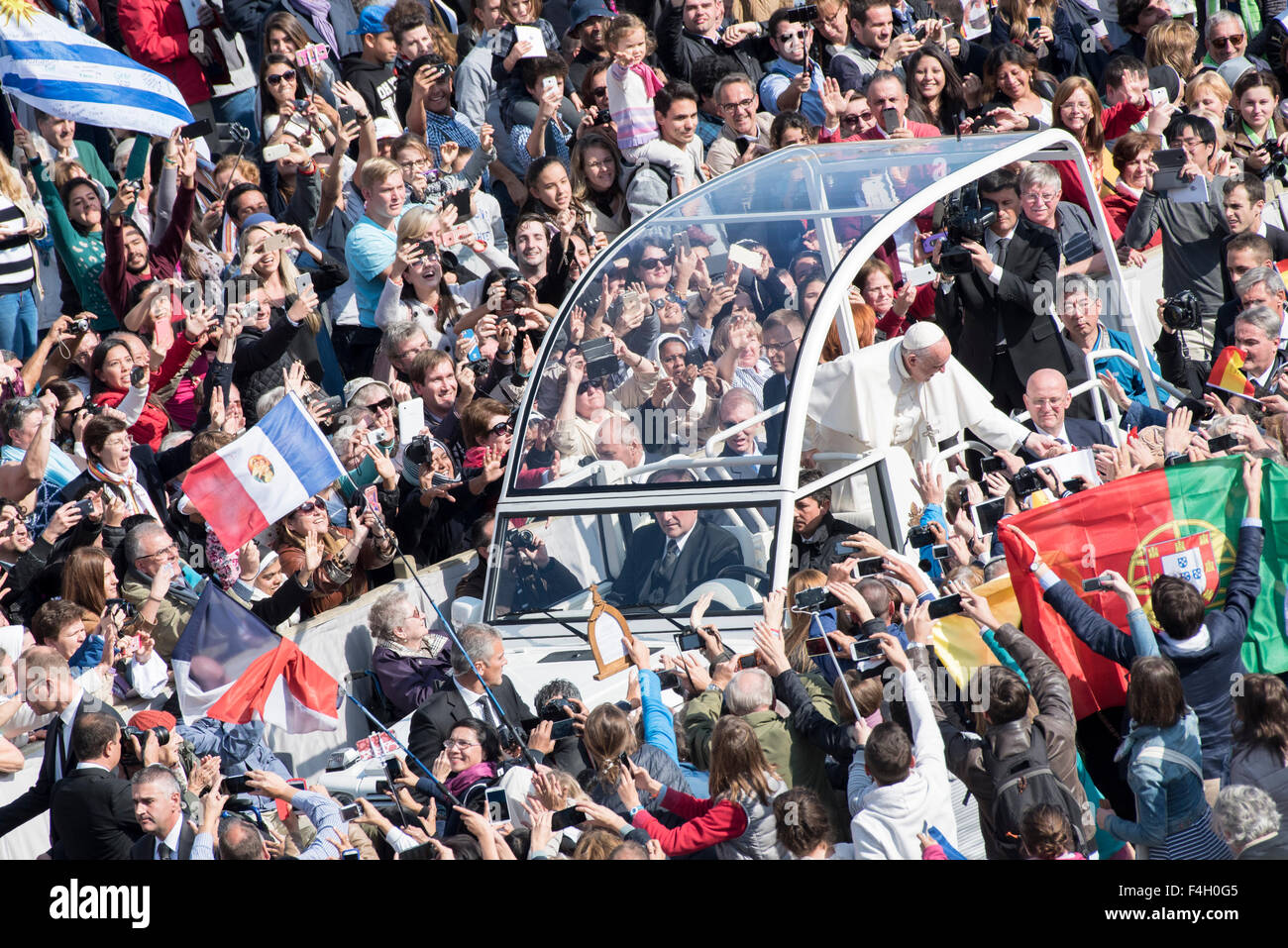 Francis Papst segnet ein Baby, als er nach einer Heiligsprechung Zeremonie in dem Petersplatz im Vatikan, Sonntag, 18. Oktober 2015 geht. Bildnachweis: Massimo Valicchia/Alamy Live-Nachrichten Stockfoto