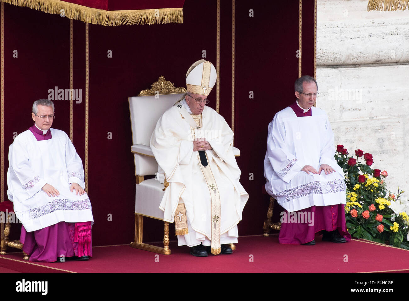 Francis Papst betet während einer Heiligsprechung Zeremonie in dem Petersplatz im Vatikan Sonntag, 18. Oktober 2015. Bildnachweis: Massimo Valicchia/Alamy Live-Nachrichten Stockfoto