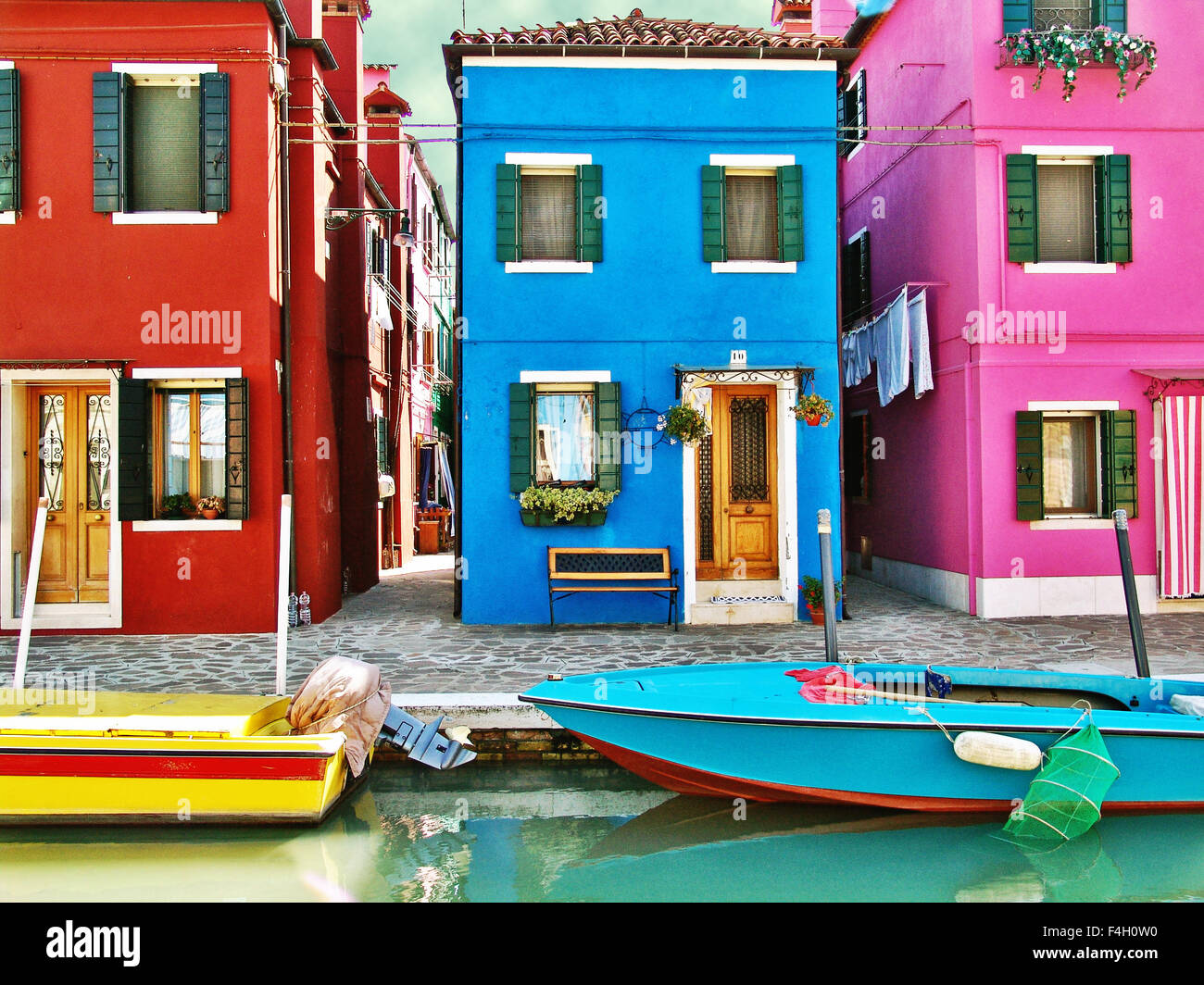 Burano, Italien - Häuser in fluoreszierenden Farben in Burano, kleine Insel in der Nähe von Venedig Stockfoto