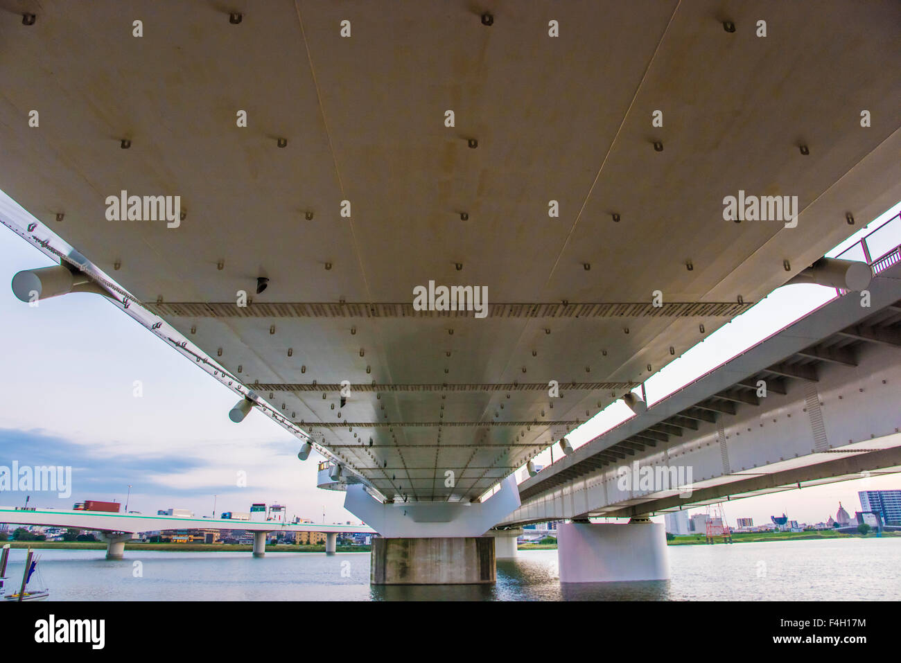 Daishihashi Brücke verbindet über Tamagawa Fluss, Ota-Ku, Tokio und Kawasaki City, Präfektur Kanagawa, Japan Stockfoto