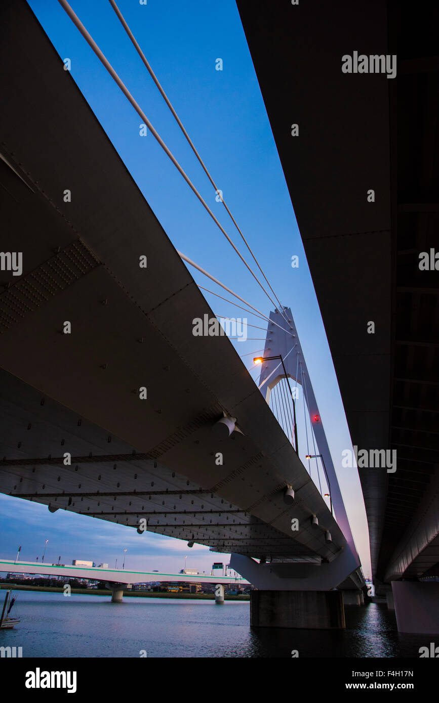 Daishihashi Brücke verbindet über Tamagawa Fluss, Ota-Ku, Tokio und Kawasaki City, Präfektur Kanagawa, Japan Stockfoto