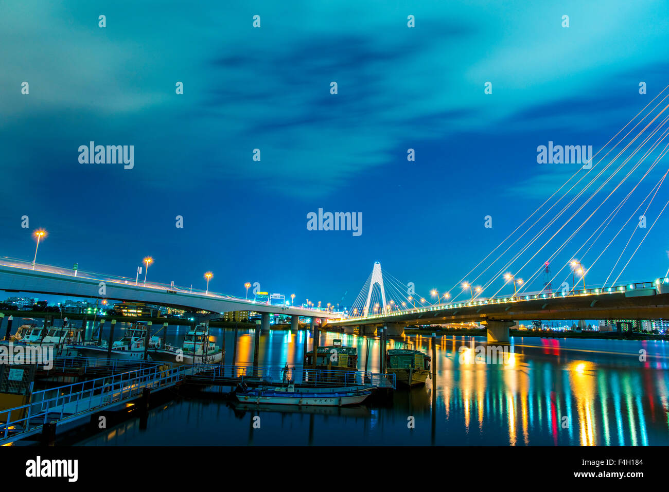 Daishihashi Brücke verbindet über Tamagawa Fluss, Ota-Ku, Tokio und Kawasaki City, Präfektur Kanagawa, Japan Stockfoto