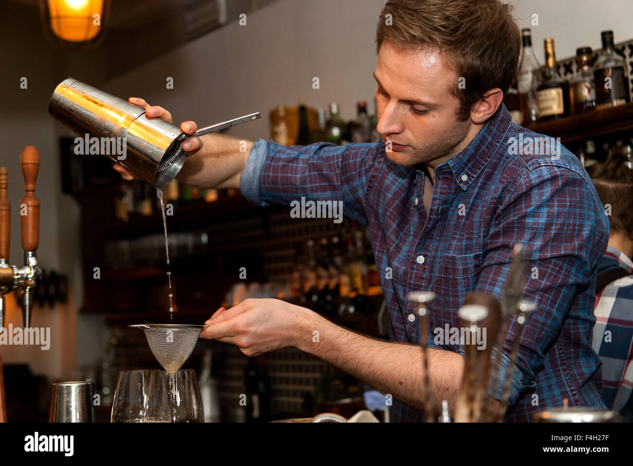 Kopenhagen, Dänemark, 17. Oktober 2015. Liedkoeb ist eine kombinierte 3-geschossige Whisky und cocktail-Bar und Restaurant befindet sich in einem Hinterhof in der Vesterbrogade in Kopenhagen und November 2012 eröffnet. Mixen Sie auf dem Foto ein Barkeeper einen Cocktail. Stockfoto