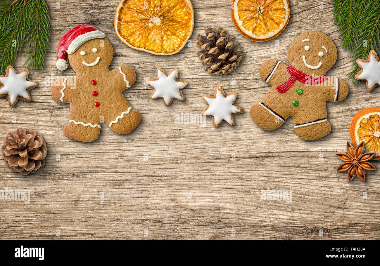 Weihnachts-Dekorationen auf einem hölzernen Hintergrund Stockfoto