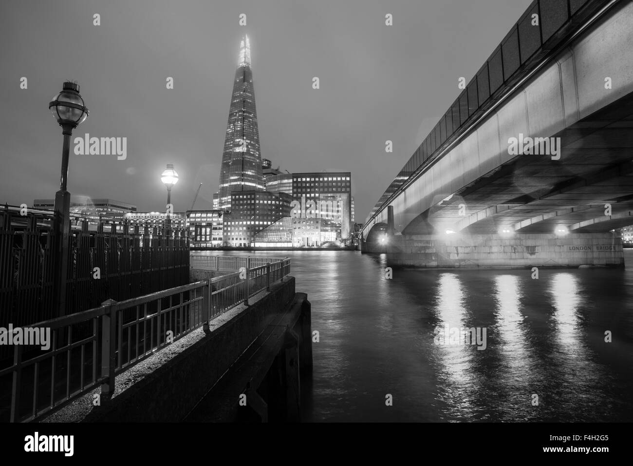 Die Scherbe und London Bridge Stockfoto