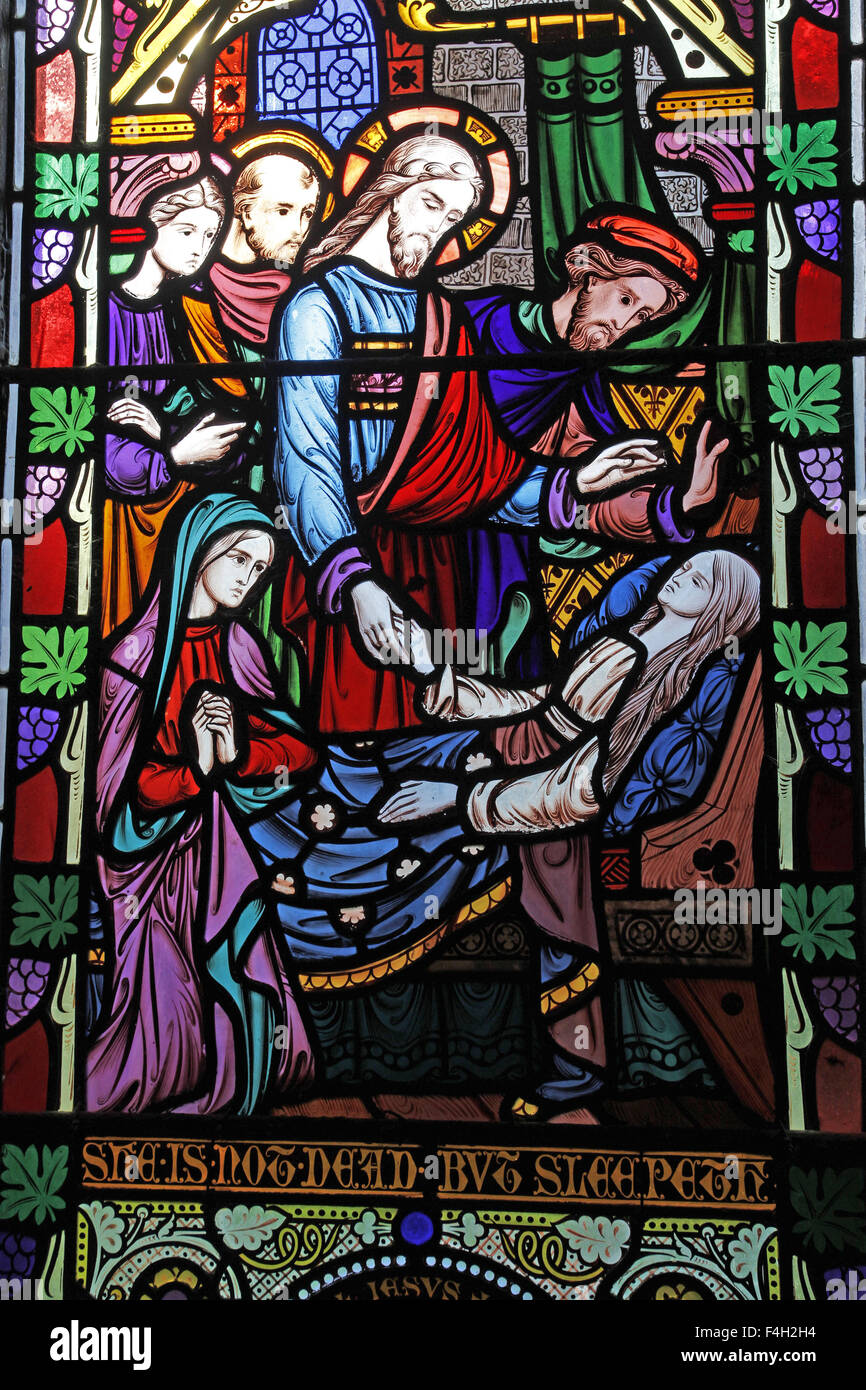 Buntglasfenster von Lavers & Barraud, das die Tochter von Christ Raising Jairus darstellt, Dixton Church, Monmouthshire, Wales Stockfoto