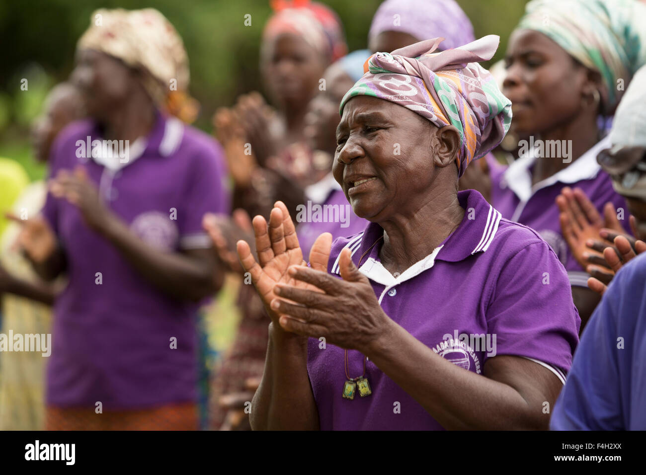 Der Amongtaaba Korb Weber Frauengruppe, in Sumbrungu Zobiko Dorf, Bolgatanga Distrikt, Ghana, singen und tanzen zusammen. Stockfoto