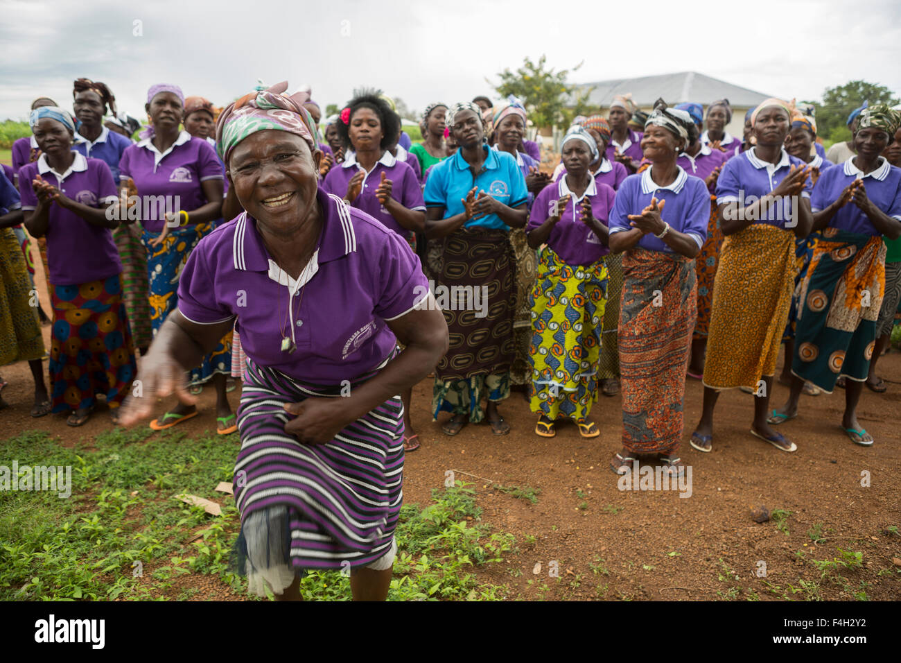 Der Amongtaaba Korb Weber Frauengruppe, in Sumbrungu Zobiko Dorf, Bolgatanga Distrikt, Ghana, singen und tanzen zusammen. Stockfoto