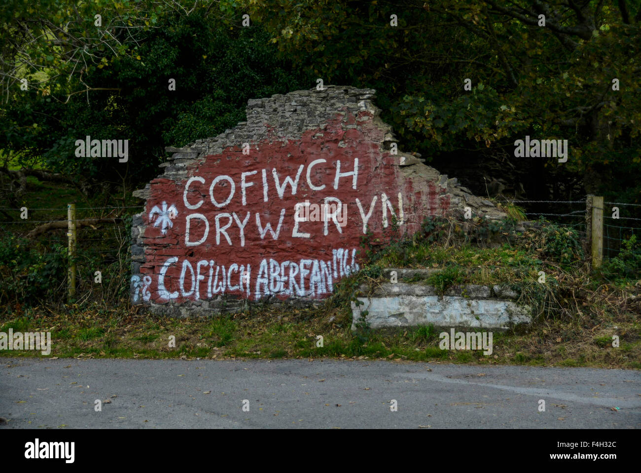 18. Oktober 2015 ist der 50. Geburtstag und auf die A487 ein Graffiti beschmiert auf moosbewachsenen baufälligen Wand auf den gewundenen A487 Küstenstrasse nach Llanrhystud in Ceredigion ist die einzige Erinnerung Links für Passanten eines Ereignisses, das eine der größten Kampagnen für die walisische Unabhängigkeit seit Menschengedenken angeheizt.  Die verblassen Worte ÒCofiwch DrywerynÓ (denken Sie daran, Tryweryn) sind die inoffiziellen Denkmal für Walisisch sprechende Menschen von Capel Celyn in Gwynedd, die ihre Häuser verloren, wenn das Tryweryn-Tal im Jahr 1965 zu einer riesigen Reservoir um die Stadt von Liverpool mit Wasser zu versorgen überschwemmt wurde. Stockfoto