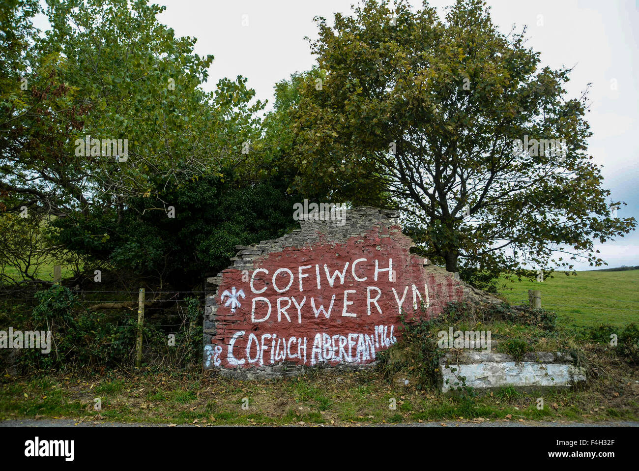 18. Oktober 2015 ist der 50. Geburtstag und auf die A487 ein Graffiti beschmiert auf moosbewachsenen baufälligen Wand auf den gewundenen A487 Küstenstrasse nach Llanrhystud in Ceredigion ist die einzige Erinnerung Links für Passanten eines Ereignisses, das eine der größten Kampagnen für die walisische Unabhängigkeit seit Menschengedenken angeheizt.  Die verblassen Worte ÒCofiwch DrywerynÓ (denken Sie daran, Tryweryn) sind die inoffiziellen Denkmal für Walisisch sprechende Menschen von Capel Celyn in Gwynedd, die ihre Häuser verloren, wenn das Tryweryn-Tal im Jahr 1965 zu einer riesigen Reservoir um die Stadt von Liverpool mit Wasser zu versorgen überschwemmt wurde. Stockfoto