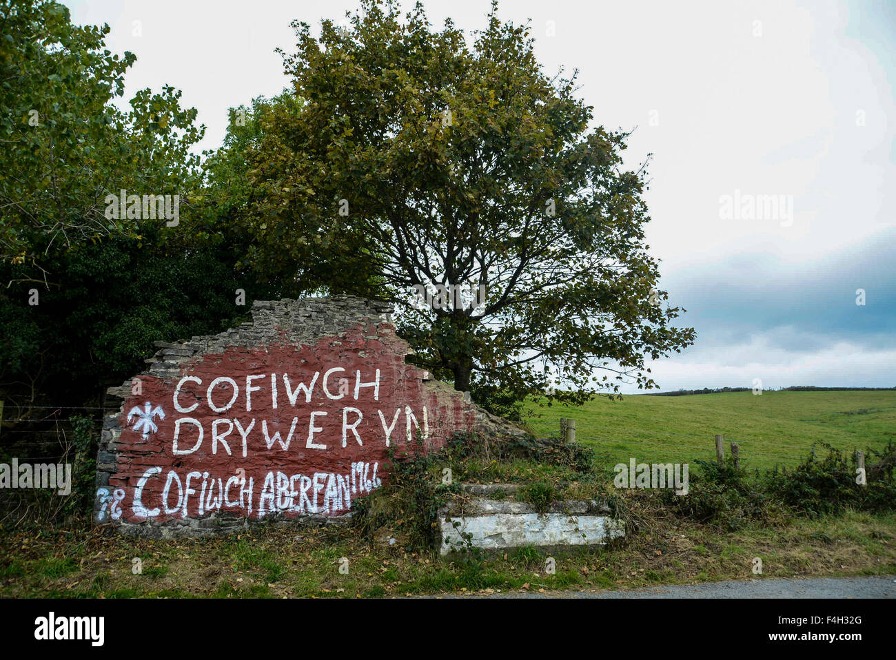 18. Oktober 2015 ist der 50. Geburtstag und auf die A487 ein Graffiti beschmiert auf moosbewachsenen baufälligen Wand auf den gewundenen A487 Küstenstrasse nach Llanrhystud in Ceredigion ist die einzige Erinnerung Links für Passanten eines Ereignisses, das eine der größten Kampagnen für die walisische Unabhängigkeit seit Menschengedenken angeheizt.  Die verblassen Worte ÒCofiwch DrywerynÓ (denken Sie daran, Tryweryn) sind die inoffiziellen Denkmal für Walisisch sprechende Menschen von Capel Celyn in Gwynedd, die ihre Häuser verloren, wenn das Tryweryn-Tal im Jahr 1965 zu einer riesigen Reservoir um die Stadt von Liverpool mit Wasser zu versorgen überschwemmt wurde. Stockfoto