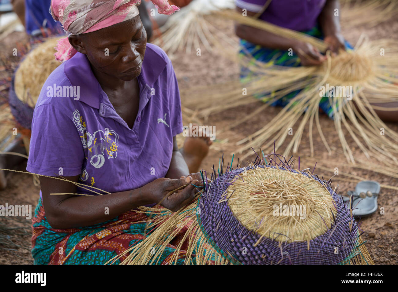 Fairer Handel, reich verzierten Stroh Körbe von den Frauen der Amongtaaba  Korb Weber Gruppe in Bolgatanga Distrikt, Ghana verwoben sind  Stockfotografie - Alamy