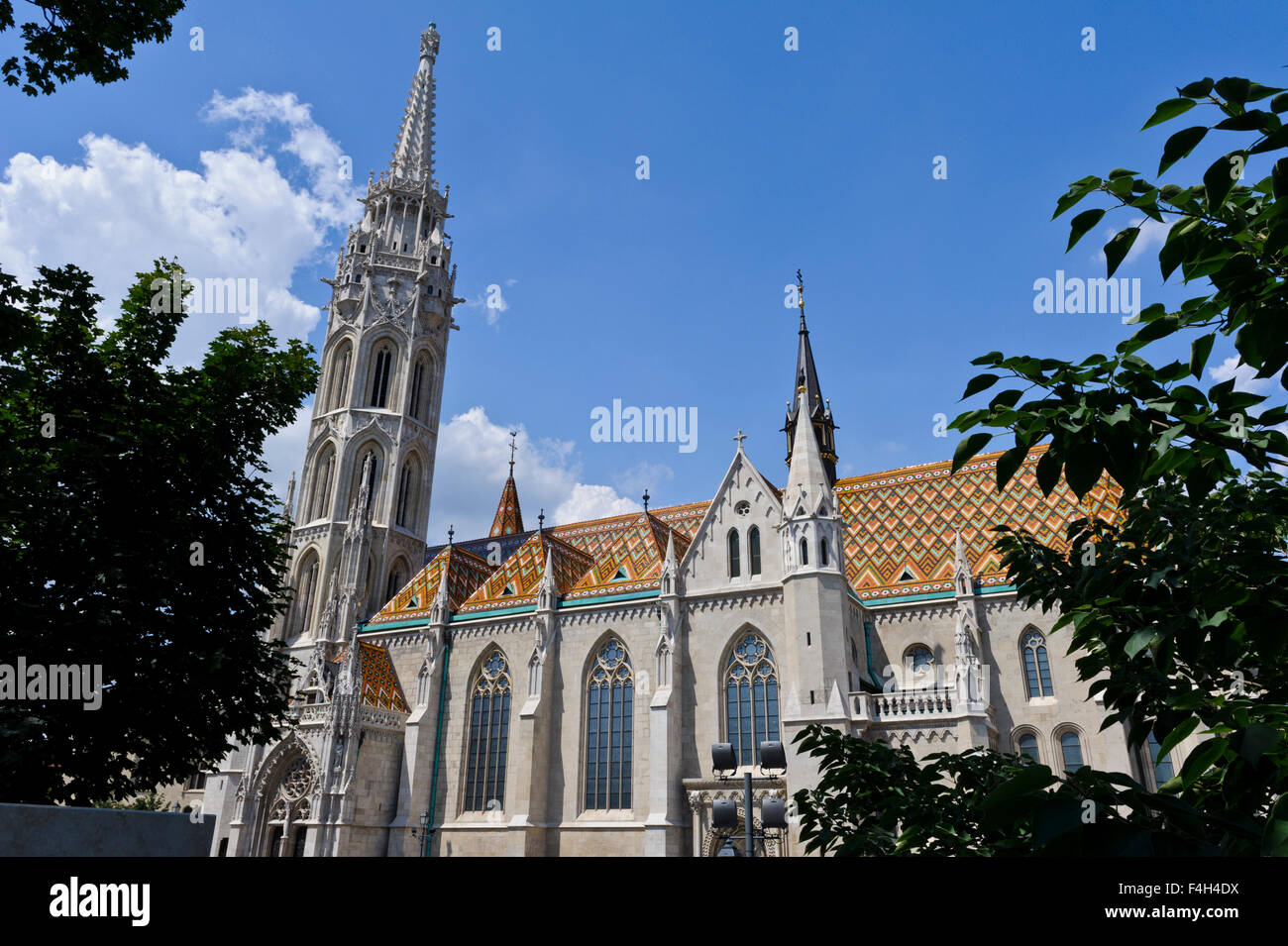Die kultigen Matyas Kirche mit bunten Muster Dach in Fischerbastei, Budapest, Ungarn. Stockfoto