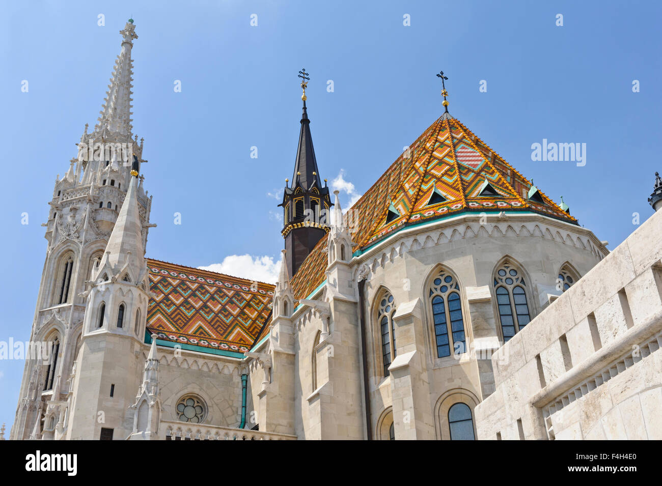 Die kultigen Matyas Kirche mit bunten Muster Dach in Fischerbastei, Budapest, Ungarn. Stockfoto