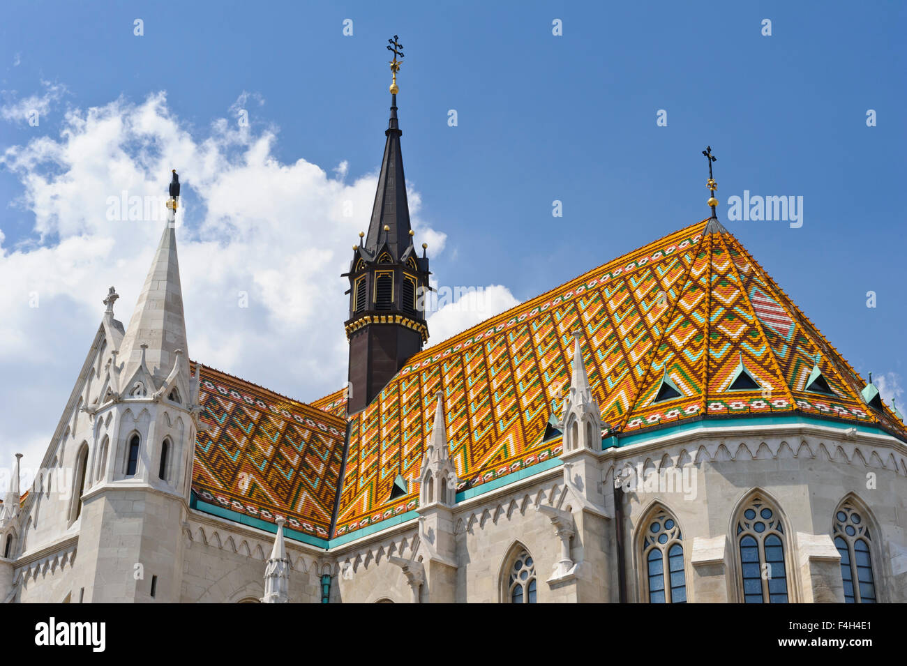 Die kultigen Matyas Kirche mit bunten Muster Dach in Fischerbastei, Budapest, Ungarn. Stockfoto