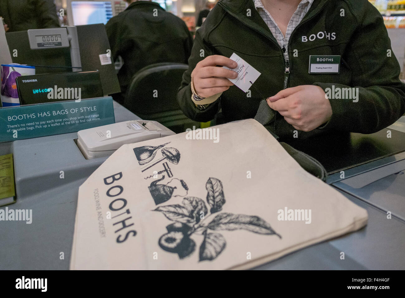 Jute, Leinwand, wiederverwendbare, grpzery Supermarkt-Einkaufstaschen fürs Leben, Stände, Lancashire, Großbritannien Stockfoto