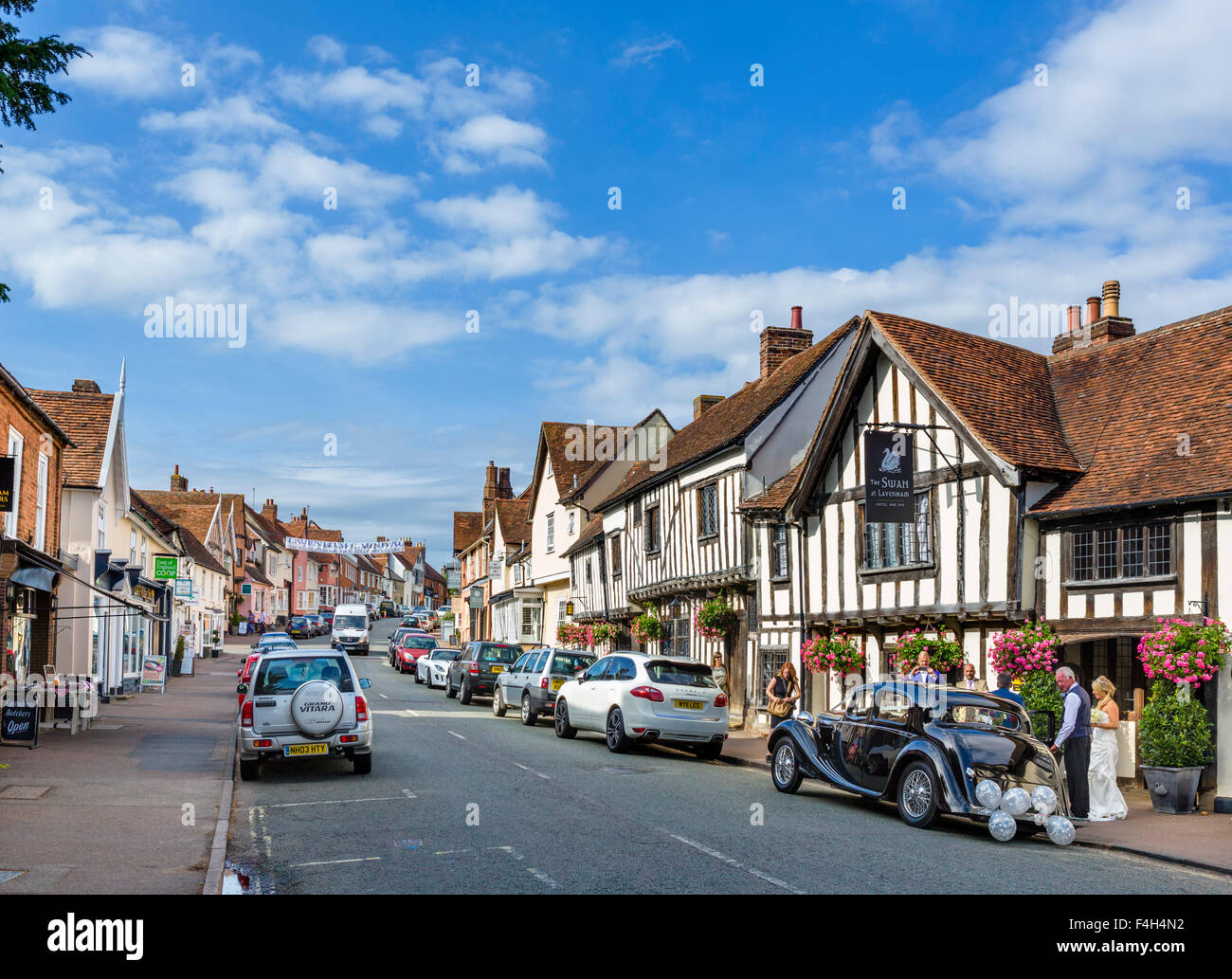 Die High Street mit dem Schwan-Hotel auf der rechten Seite, Lavenham, Suffolk, England, UK Stockfoto