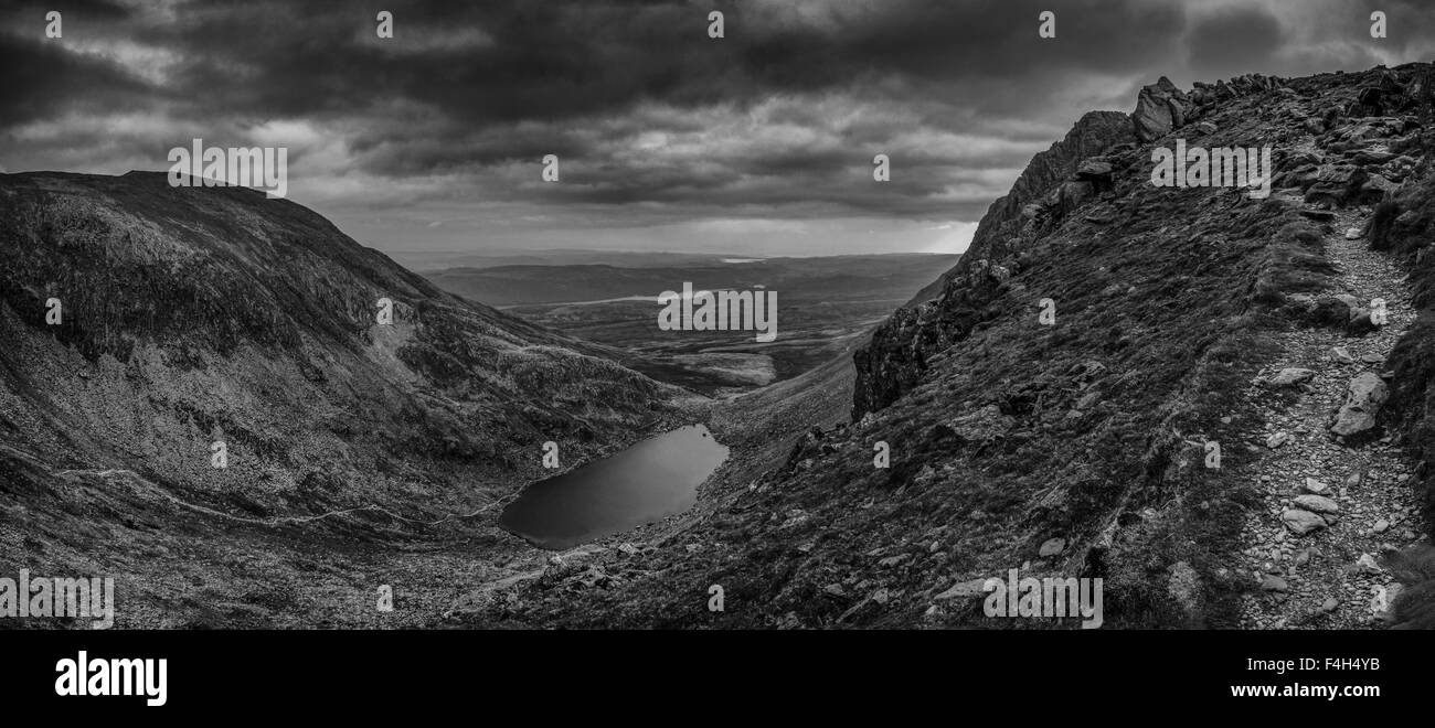 Übernahme des Pfads Dow Crag mit der Old Man of Coniston Ziegenmilch Wasser unten und links Stockfoto