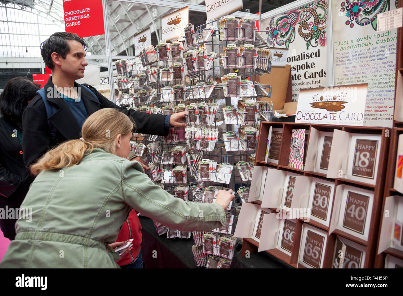 London, UK. 18. Oktober 2015 - Besucher betrachten Schokolade Grußkarten. Internationale Spezialisten aus der Schokoladenindustrie sammeln in der Olympia Hall auf der jährlichen Chocolate Show in London, Großbritanniens größte Schokolade Veranstaltung ausstellen. Die Aktivitäten umfassen Workshops, Präsentationen von berühmten Köchen, Demonstrationen und eine Schokolade Modenschau. Bildnachweis: Nathaniel Noir/Alamy Live-Nachrichten Stockfoto