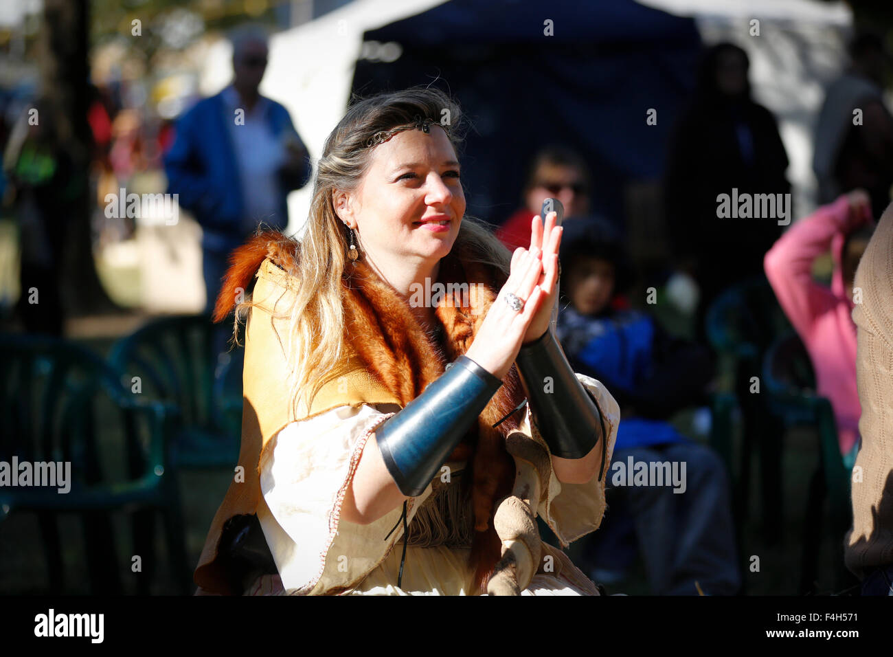 Ferdinand, Indiana, USA. 17. Oktober 2015. Eine Frau, gekleidet in einem mittelalterlichen Kostüm ansehen von Punch and Judy während der Rosenvolk German-Themen mittelalterlichen Fantasy-Festival in Ferdinand, Indiana. (Foto von Jeremy Hogan) Bildnachweis: Jeremy Hogan/Alamy Live-Nachrichten Stockfoto