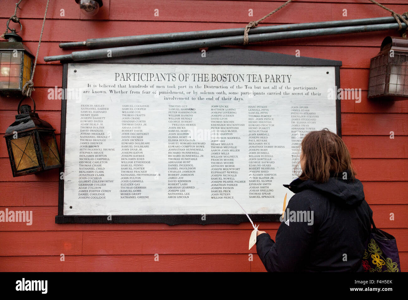 Lesen die Liste der Namen der Teilnehmer von der Boston Tea Party Tourist; die Boston Tea Party Schiffen & Museum, Boston USA Stockfoto