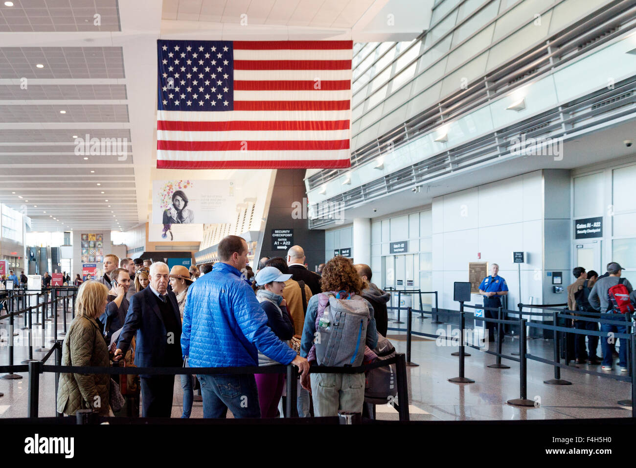 Flughafen Boston Logan; Passagiere, die durch Sicherheit zu Abfahrten gehen, Terminal A, Logan International Airport, Boston USA Stockfoto