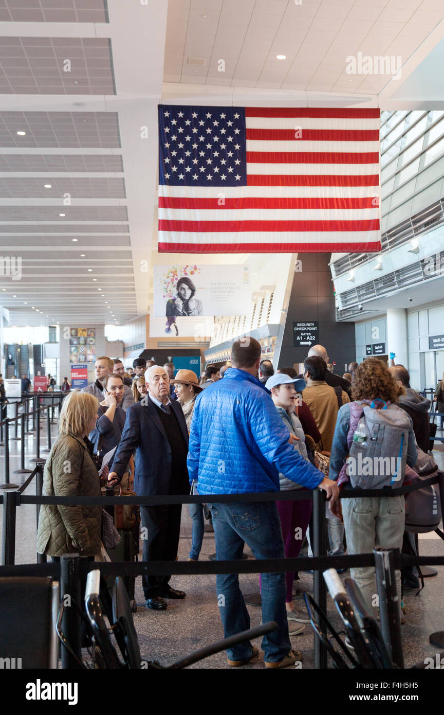 Passagiere, die Sicherheitskontrolle auf Abfahrten, Terminal A, Logan International Airport, Boston USA Stockfoto