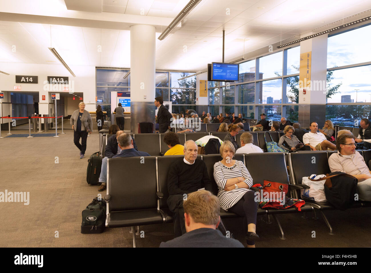 Flughafen Boston Logan; Fluggäste, die am Flugsteig warten, Abflüge, internationaler Flughafen Logan, Boston Massachusetts, USA Stockfoto