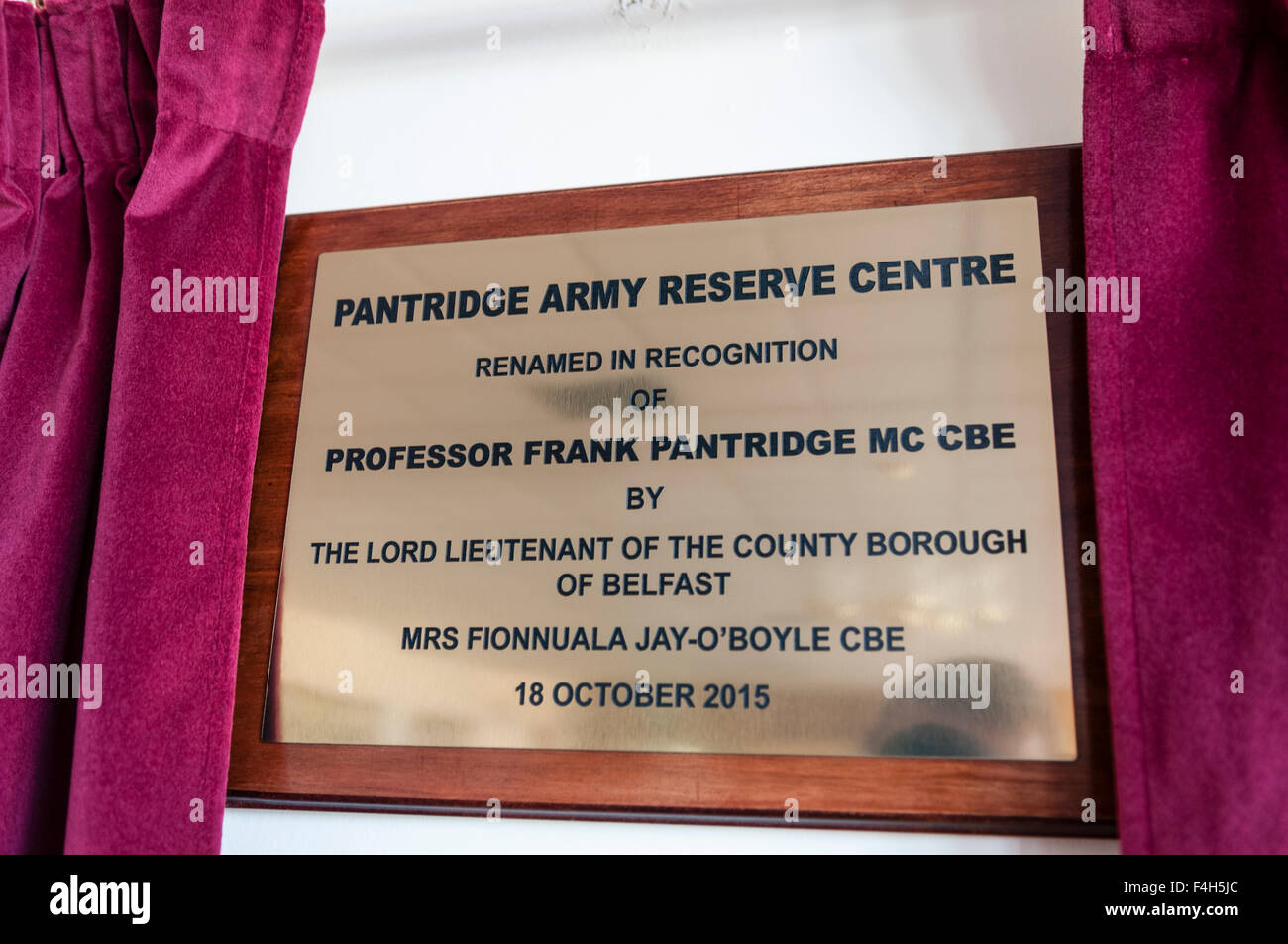 Belfast, Nordirland, 18. Oktober 2015 - Army Reserve Centre in Sunnyside Straße wird zu Ehren von Professor Frank Pantridge umbenannt, tragbaren Defibrillator erfunden hat. Bildnachweis: Stephen Barnes/Alamy Live-Nachrichten Stockfoto