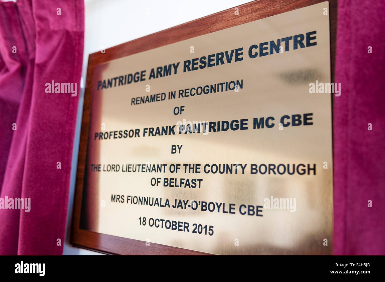 Belfast, Nordirland, 18. Oktober 2015 - Army Reserve Centre in Sunnyside Straße wird zu Ehren von Professor Frank Pantridge umbenannt, tragbaren Defibrillator erfunden hat. Bildnachweis: Stephen Barnes/Alamy Live-Nachrichten Stockfoto