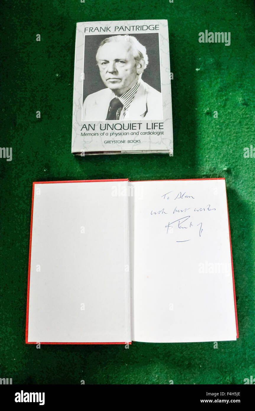 Belfast, Nordirland, 18. Oktober 2015 - "Eine unruhige Leben" Biographie von Professor Frank Pantridge, tragbaren Defibrillator erfunden hat. Bildnachweis: Stephen Barnes/Alamy Live-Nachrichten Stockfoto