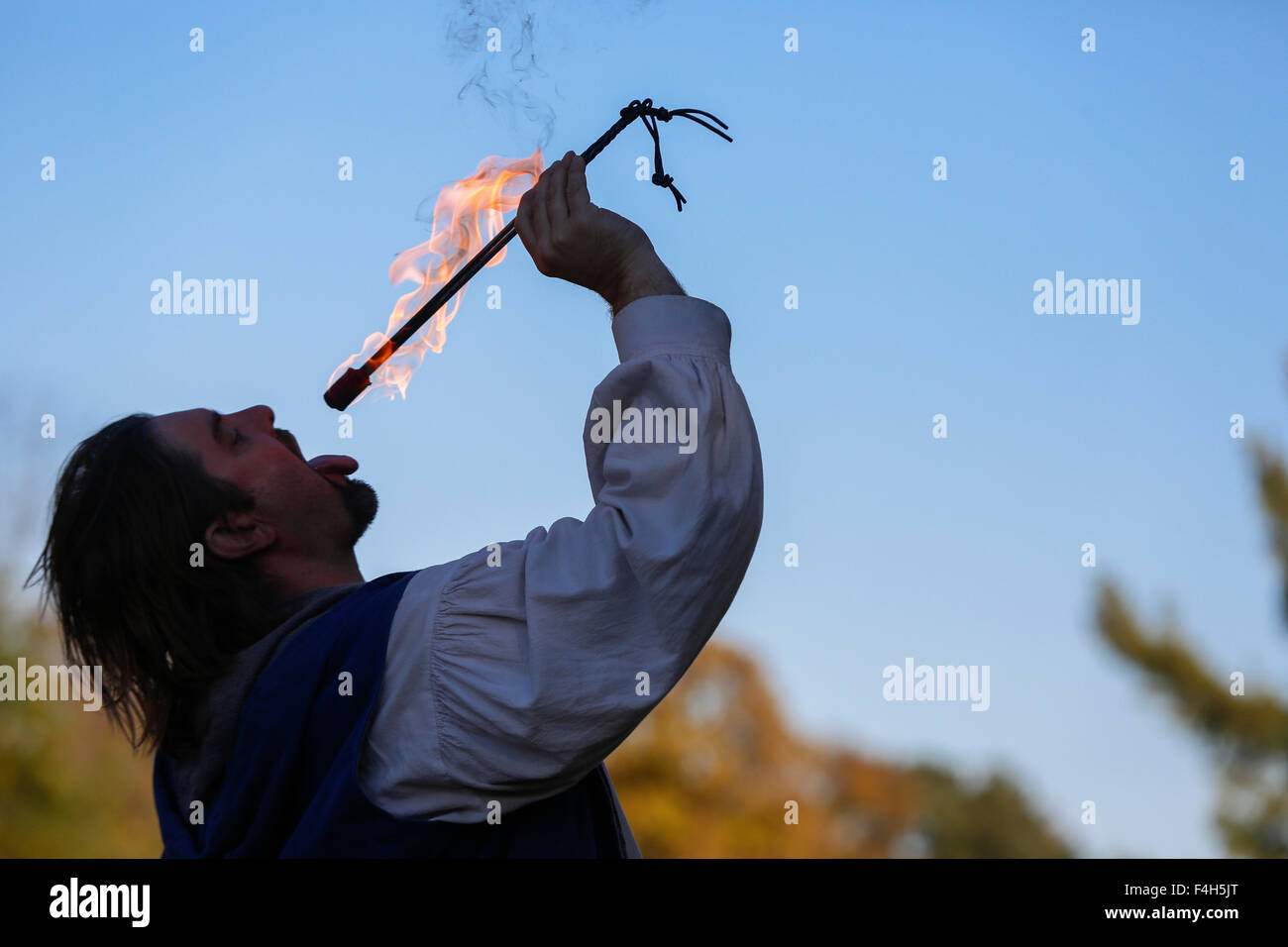 Ferdinand, Indiana, USA. 17. Oktober 2015. Die Kreuzung Mystic, Gavin DeMersseman, schluckt Feuer während der Rosenvolk German-Themen mittelalterlichen Fantasy-Festival in Ferdinand, Indiana. (Foto von Jeremy Hogan) Bildnachweis: Jeremy Hogan/Alamy Live-Nachrichten Stockfoto