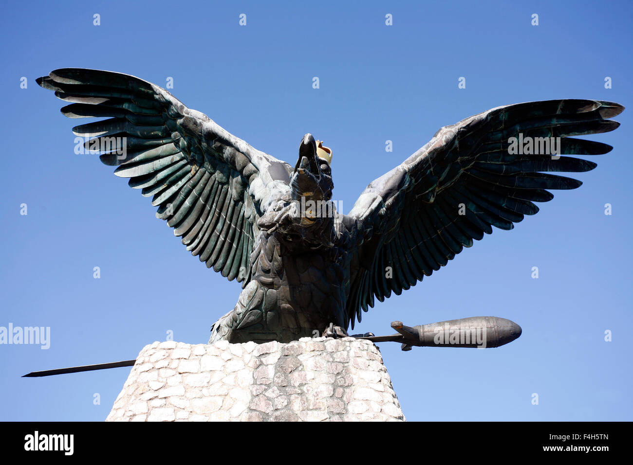 TurulVögelDenkmal in Ungarn Tatabanya. Die Turul ist ein mythischer Heiliger Vogel der Ungarn TurulVögelDenkmal in Ungarn Tatabanya. Die Turul ist ein mythischer Heiliger Vogel der Ungarn