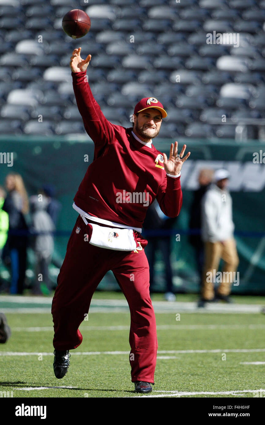 18. Oktober 2015, wirft Washington Redskins Quarterback Kirk Cousins (8) den Ball vor dem NFL-Spiel zwischen den Washington Redskins und die New York Jets MetLife Stadium in East Rutherford, New Jersey. Christopher Szagola/CSM Stockfoto