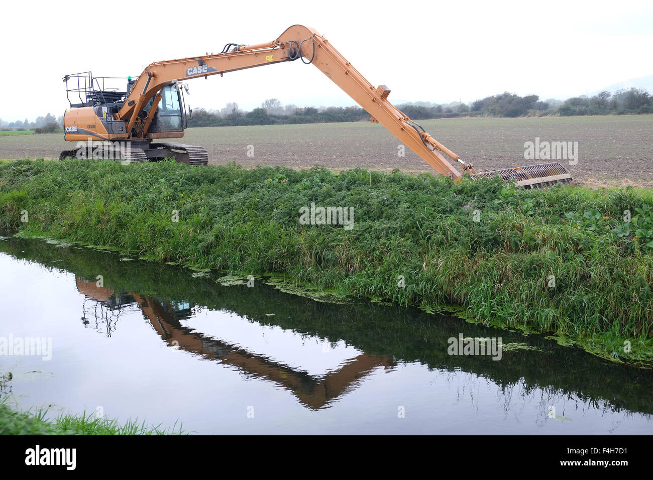 Graben und Rhyne clearing zurück Hacke bereit für die Arbeit auf den Niveaus im ländlichen Somerset, Oktober 2015 Stockfoto