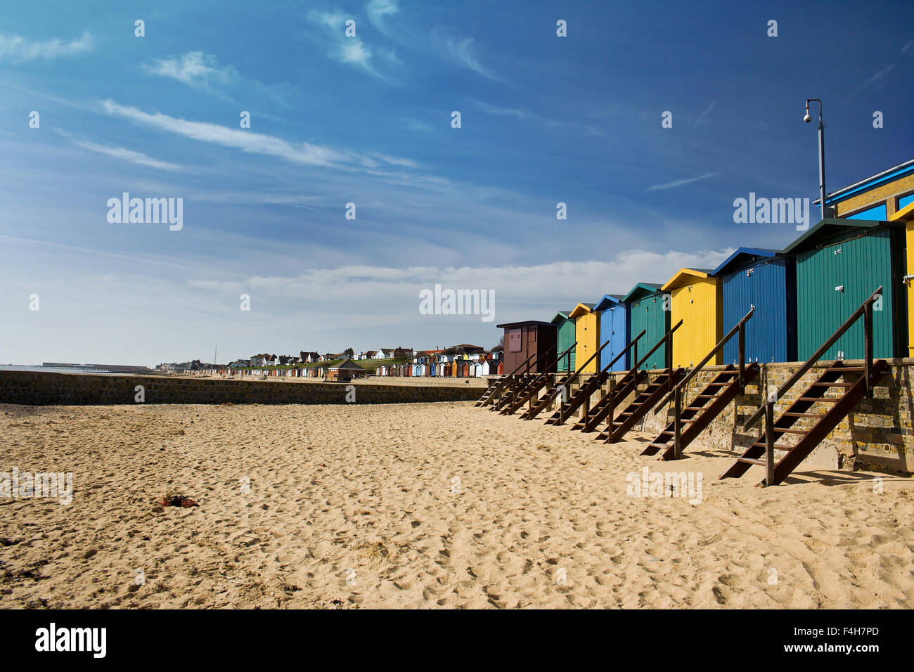 Bunten Badekabinen am Strand mit Blauer Himmel an der Walton auf der Naze, Essex, England Stockfoto