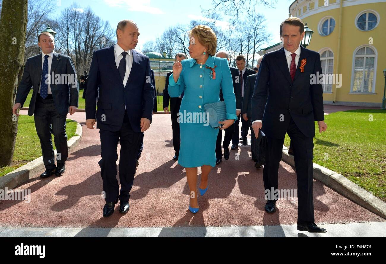 Der russische Präsident Vladimir Putin geht mit Sprecher der Föderation Rat Valentina Matwijenko und Sprecher der staatlichen Duma Sergei Naryshkin vor Treffen mit Mitgliedern des Rates der Gesetzgeber 27. April 2015 in St. Petersburg, Russland. Stockfoto