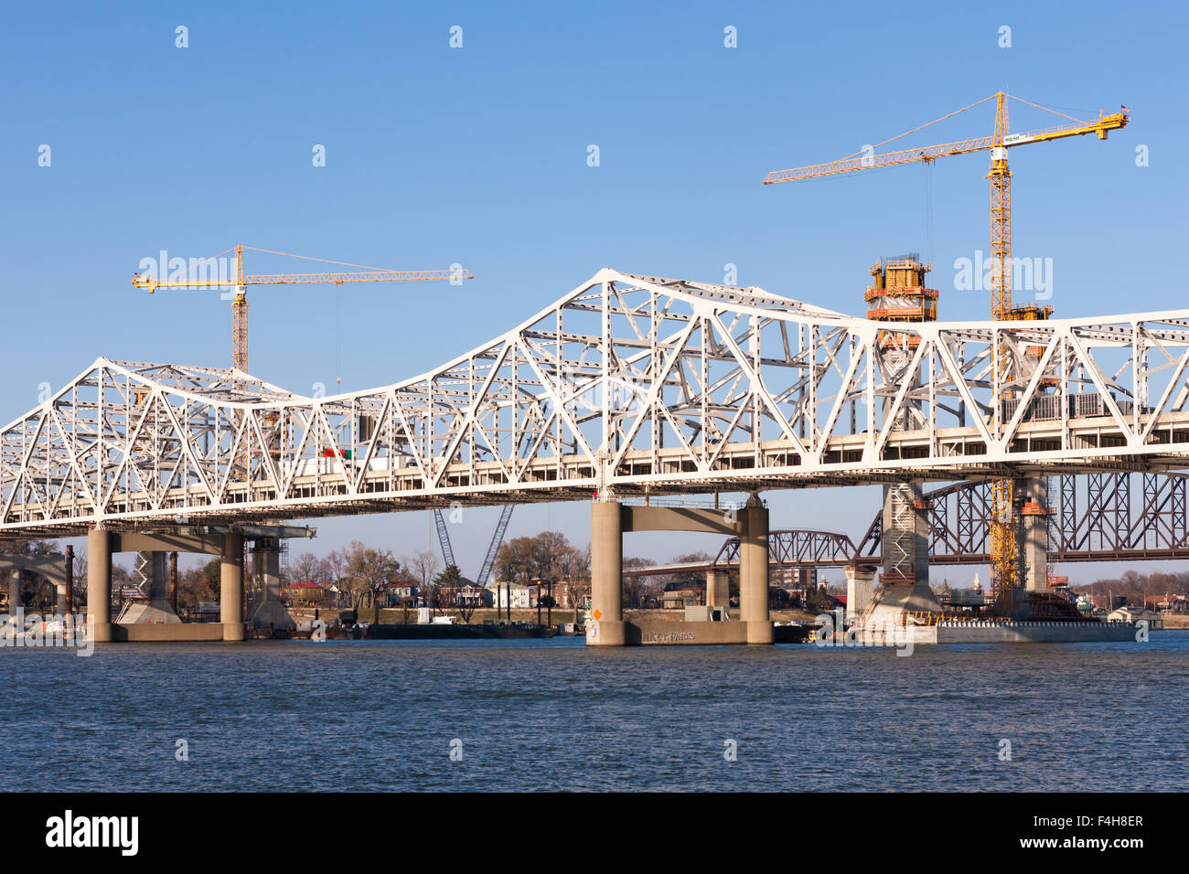 Die Kennedy-Brücke, neue I-65-Brücke (im Bau) und Big Four Brücke über den Ohio River in Louisville, Kentucky. Stockfoto