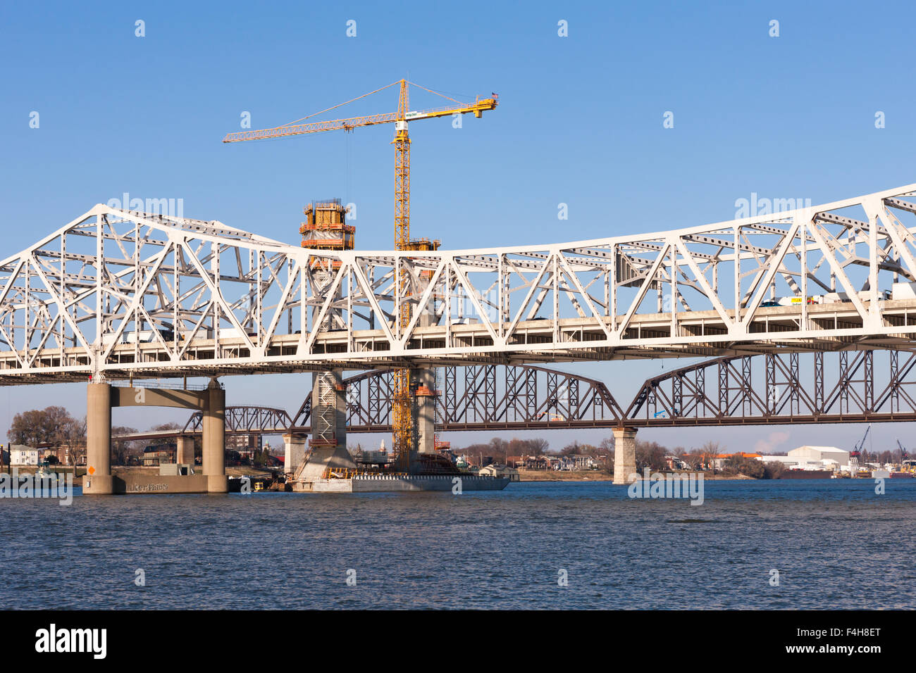 Die Kennedy-Brücke, neue I-65-Brücke (im Bau) und Big Four Brücke über den Ohio River in Louisville, Kentucky. Stockfoto