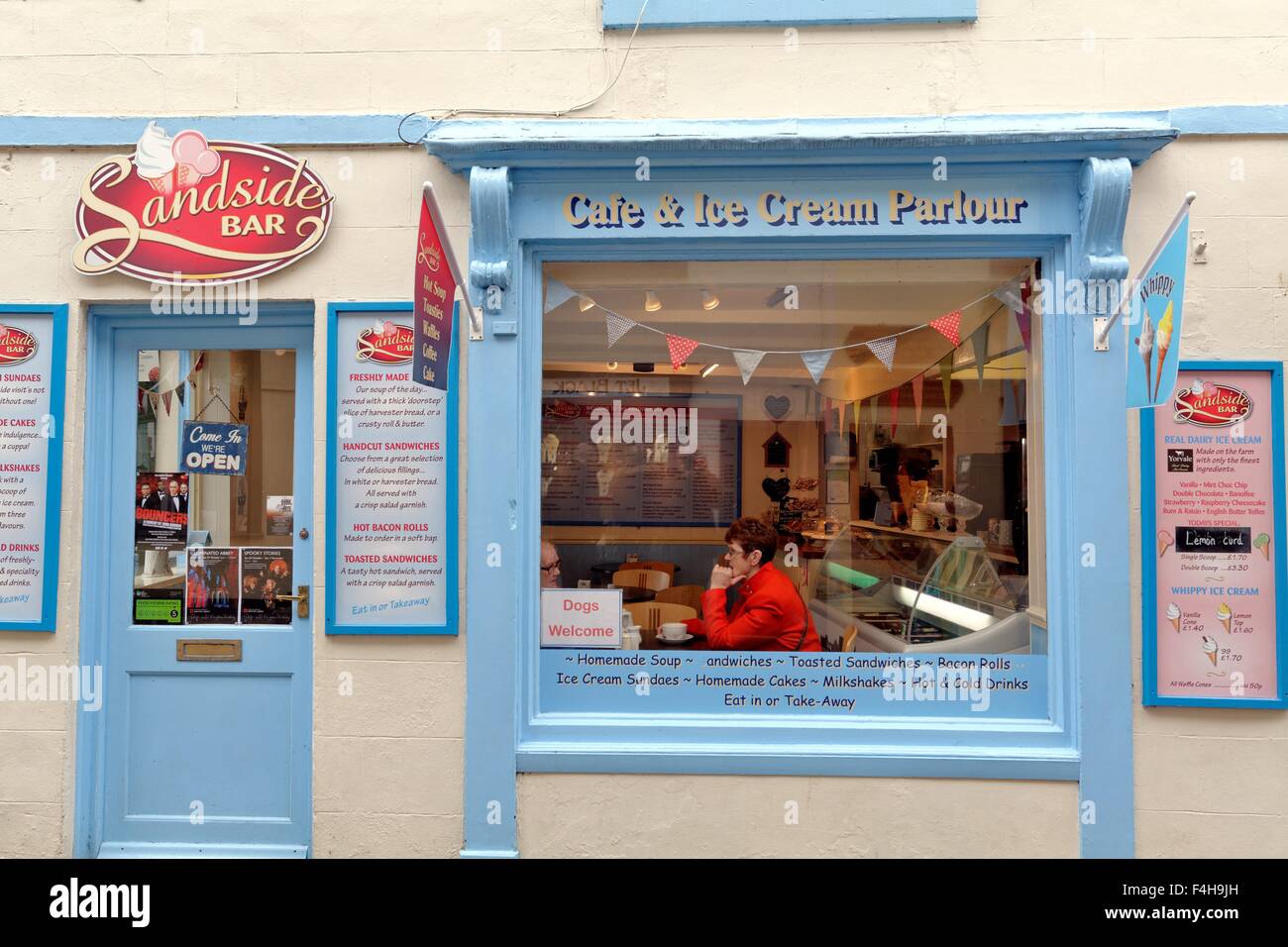 Café und Eisdiele in der Church Street in der Altstadt von Whitby North Yorkshire Stockfoto