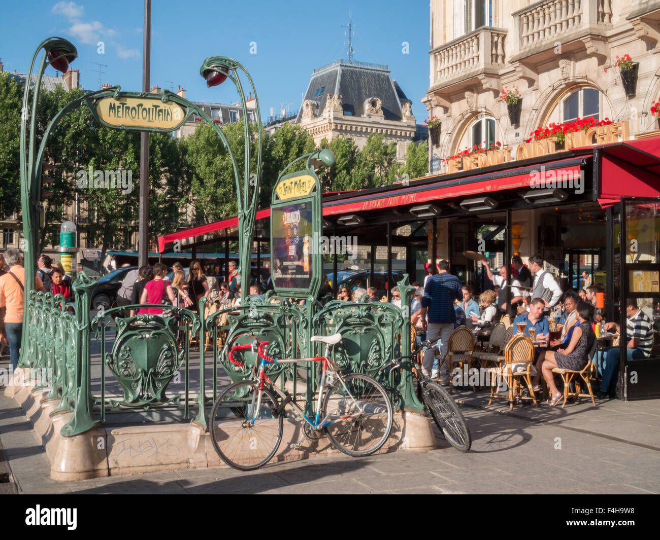 Art Nouveau Paris u-Bahn Eingang von einer Caféterrasse Stockfoto