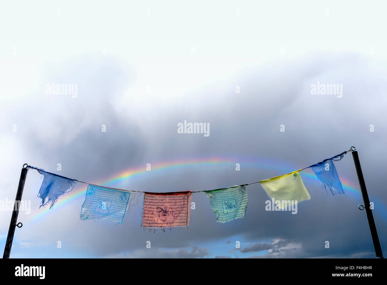 Regenbogen über traditionelle buddhistische Gebetsfahnen; kleinen Berg Stadt Salida; Colorado; USA Stockfoto
