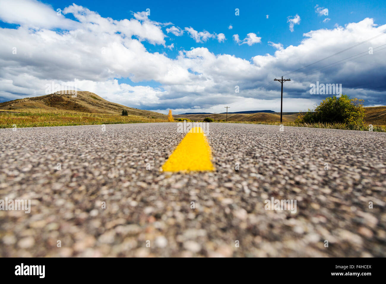 Niedrigen Winkel auf asphaltierte Straße und gelbe Mittellinie; Autobahn 40; Nord zentral Colorado; USA Stockfoto