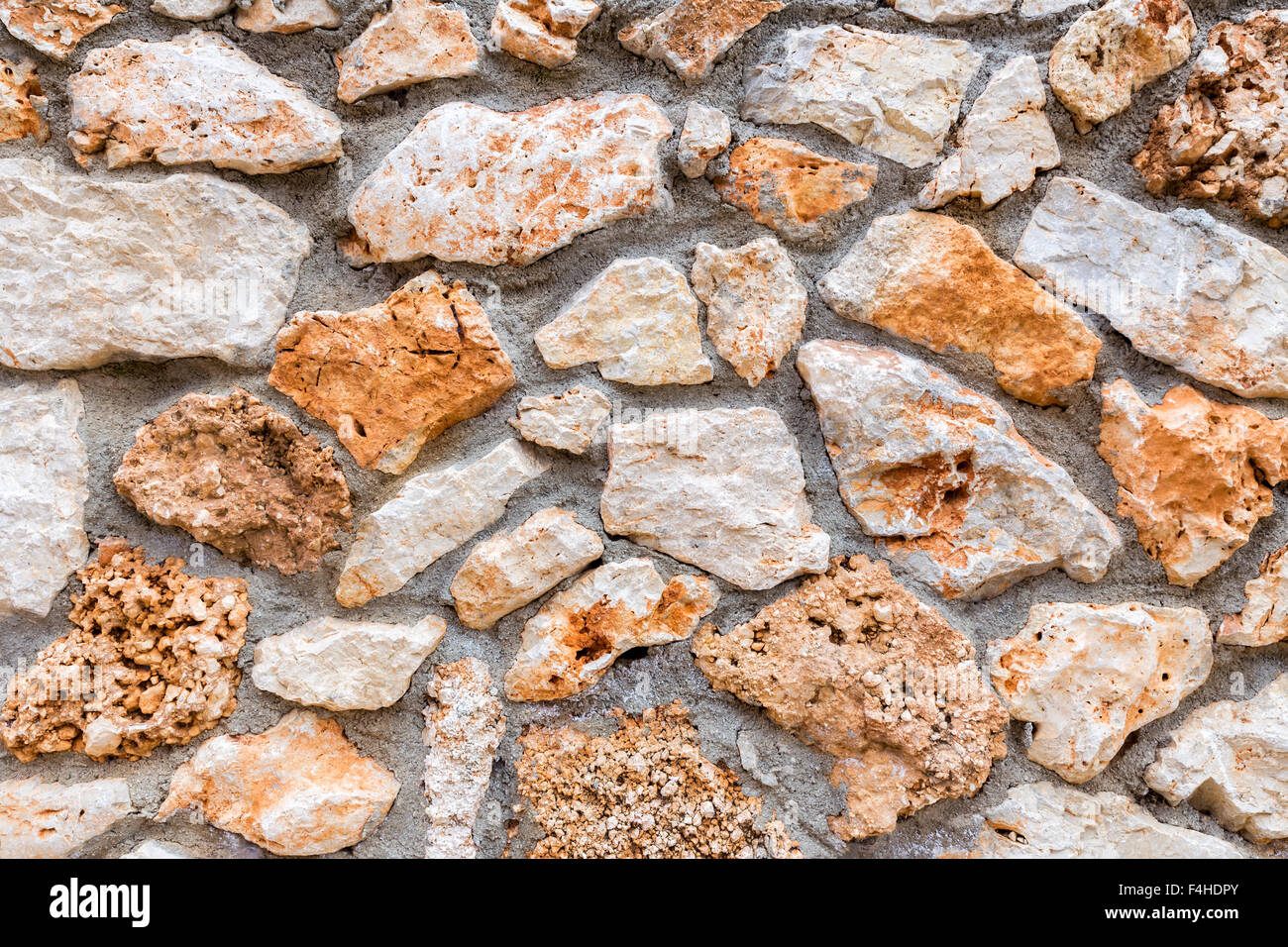 Hintergrund der steinernen Mauer mit Zement als Zaun in Griechenland Stockfoto