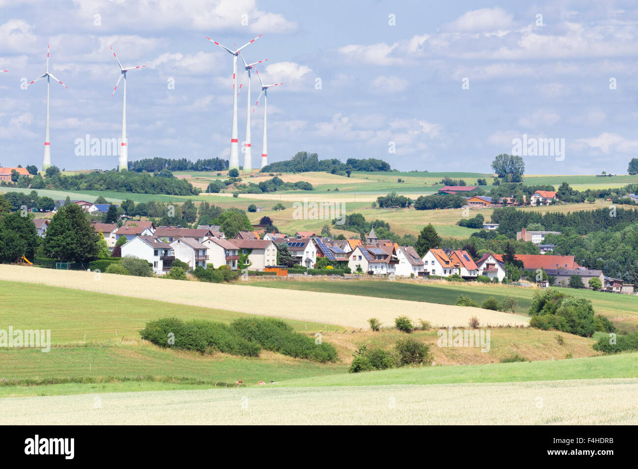 Deutsches Dorf mit Häusern, Windmühlen und Getreidefeldern Stockfoto
