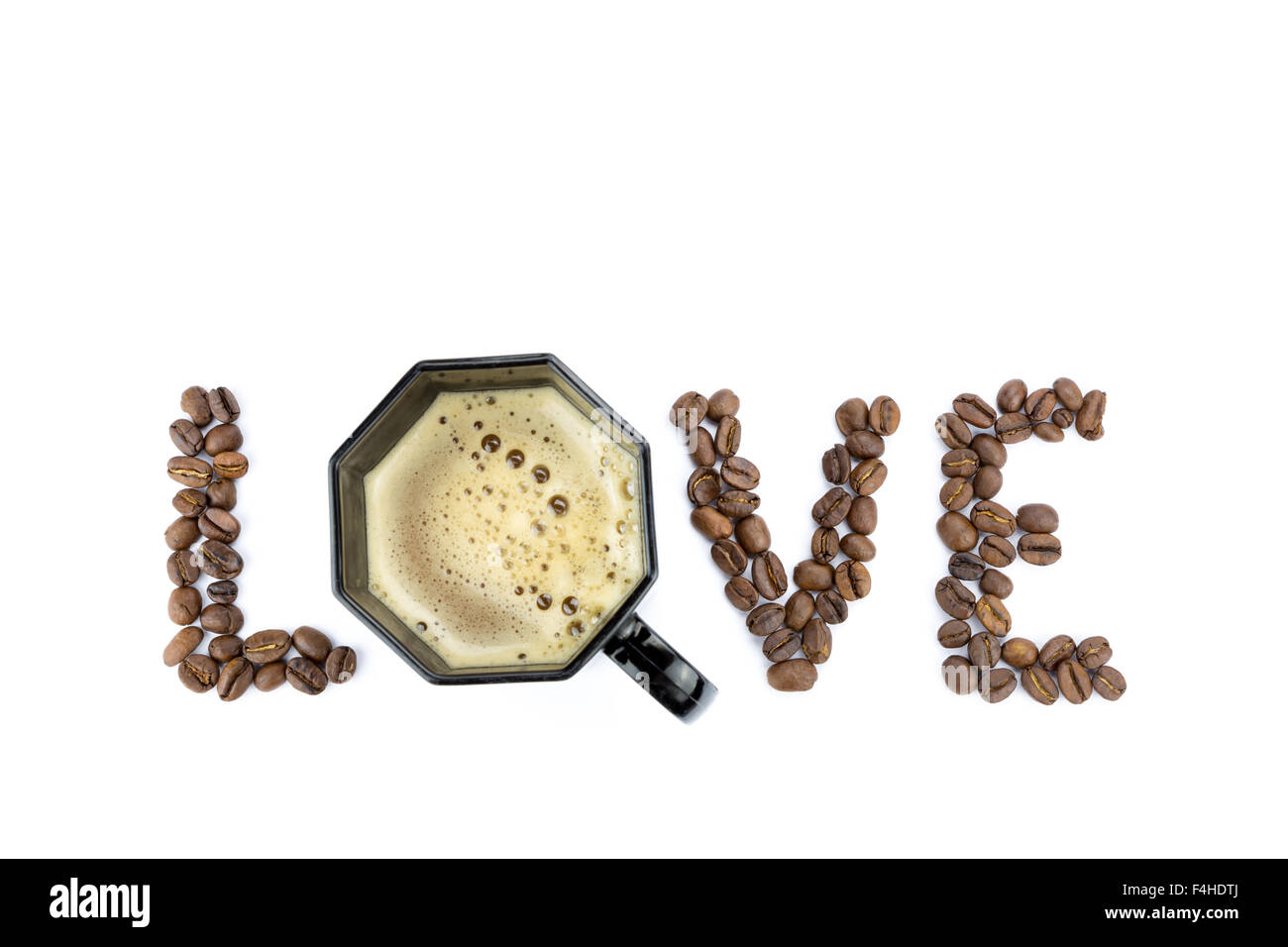 Wort-Liebe mit Kaffeebohnen und schwarze Tasse isoliert auf weißem Hintergrund Stockfoto