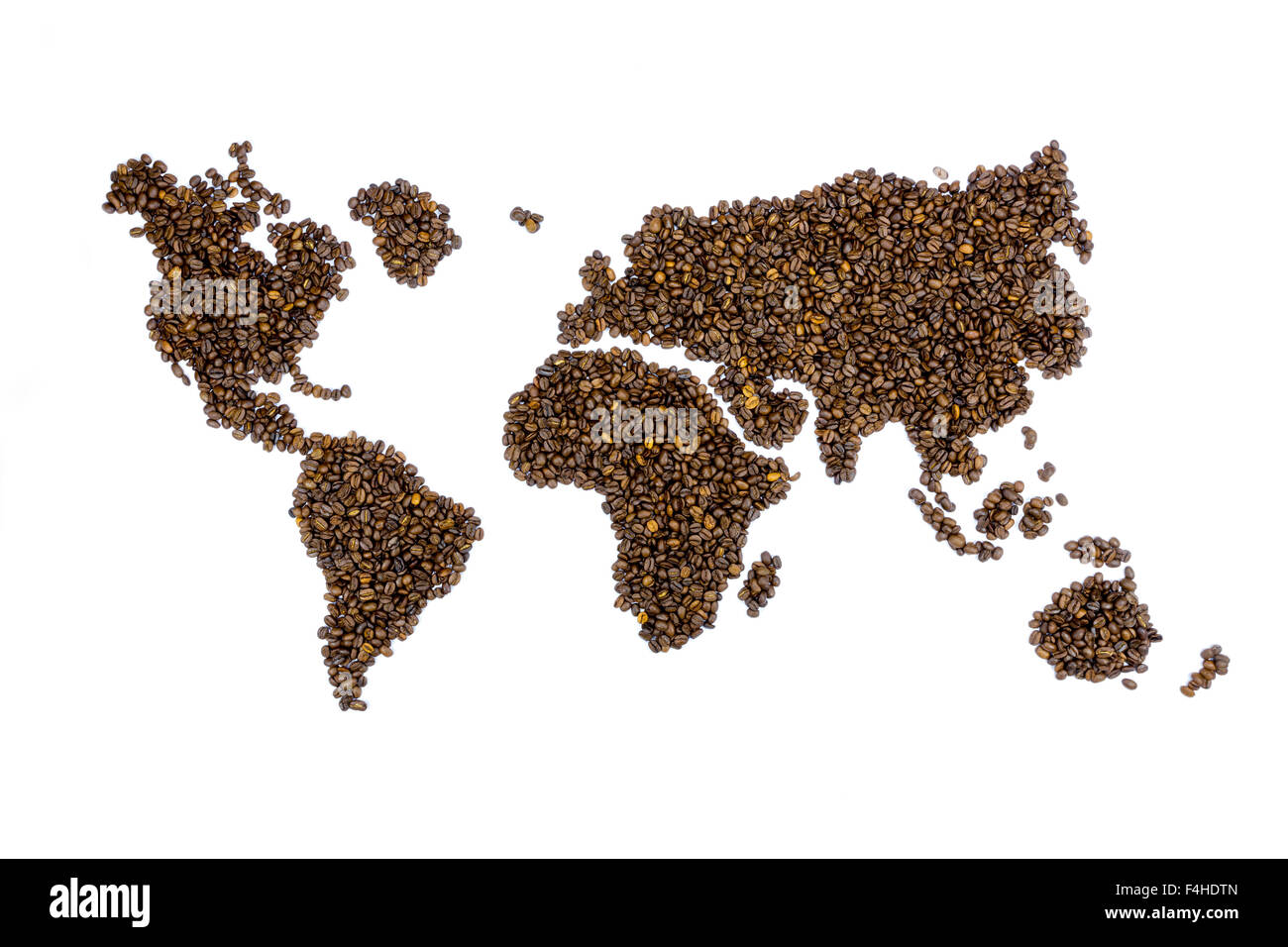 Weltkarte mit Kaffeebohnen isoliert auf weißem Hintergrund gefüllt Stockfoto